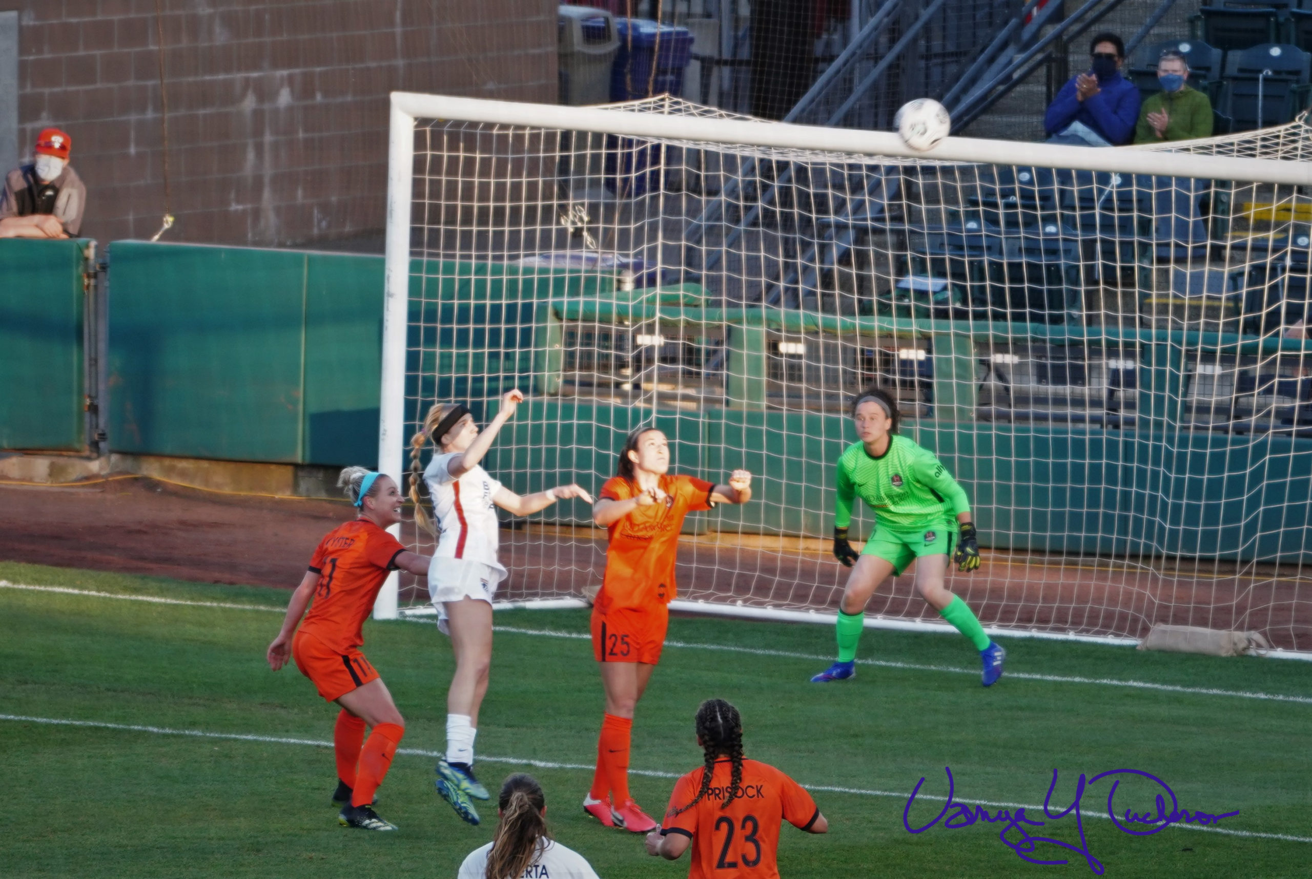 Bethany Balcer duels with Katie Naughton in front of the Dash goal - Copy