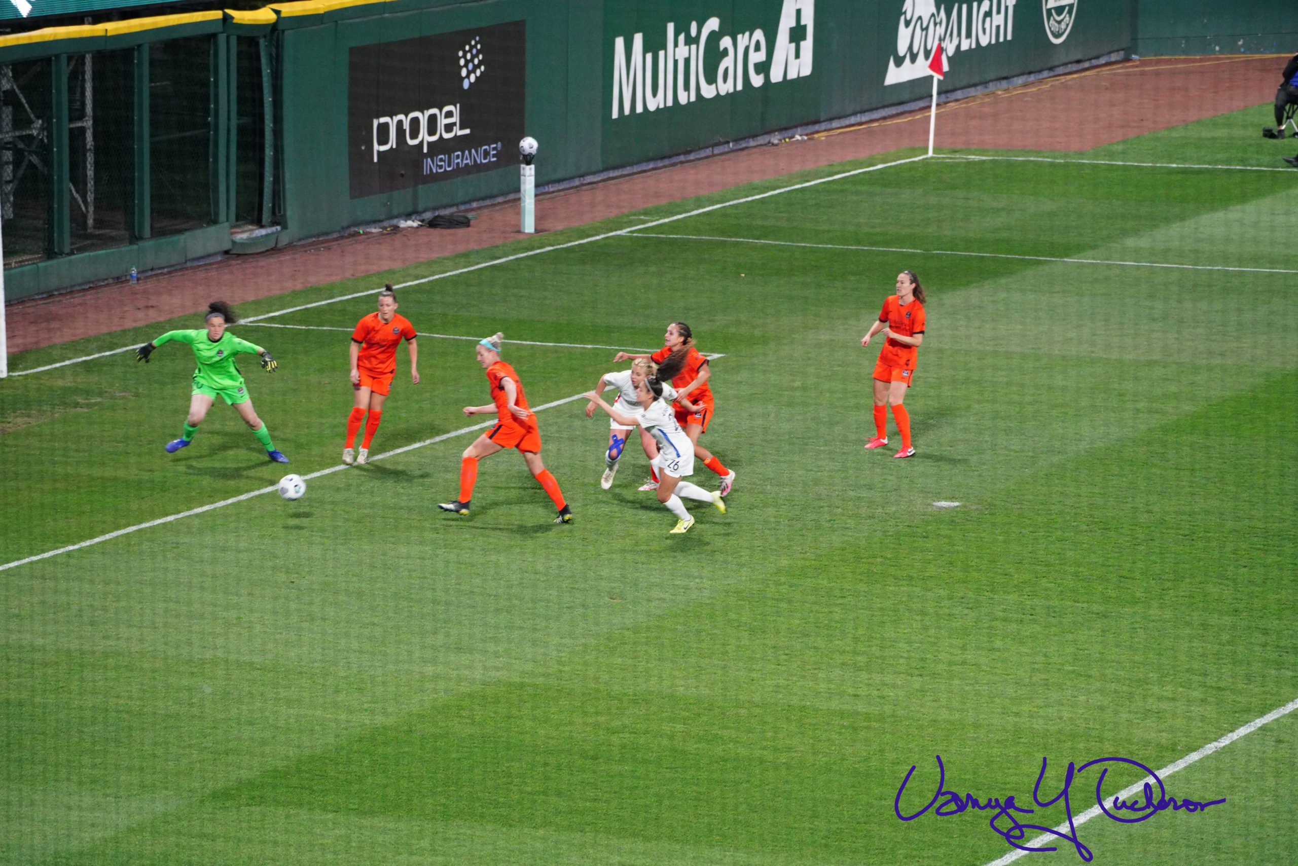 Scramble in front of the Dash goal